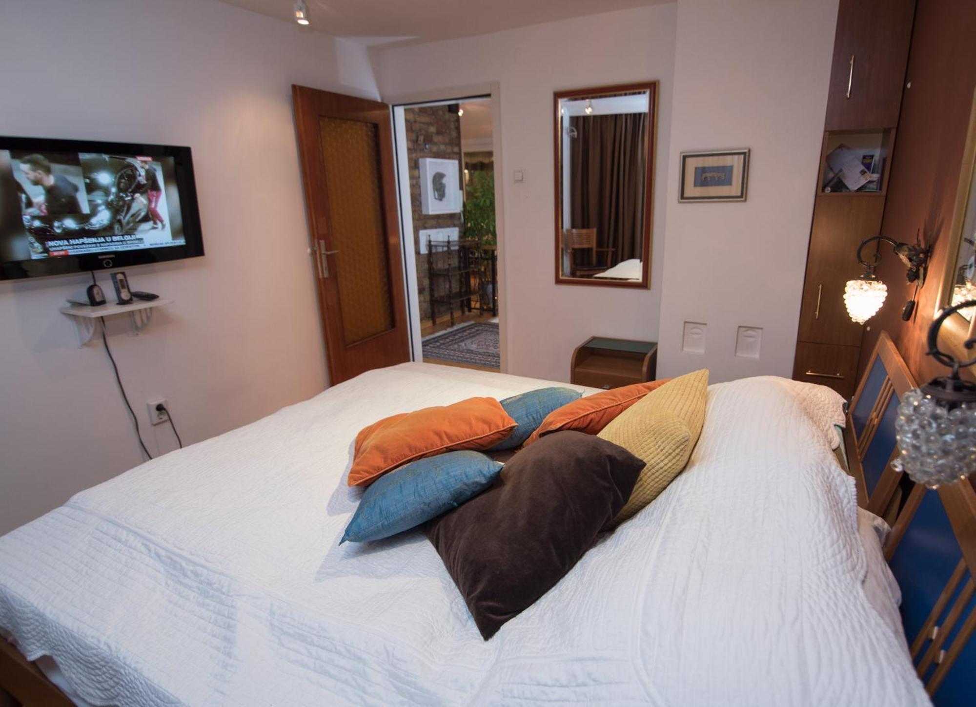 Halvat Guesthouse Сараево Стая снимка